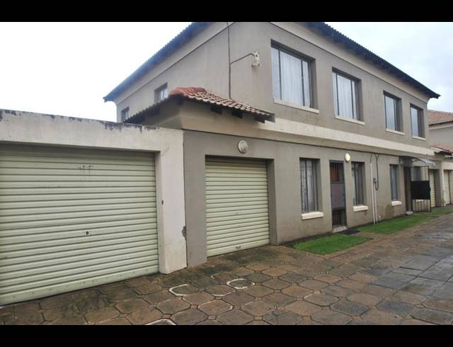 3 BEDROOM TOWNHOUSE FOR SALE IN SONNEVELD